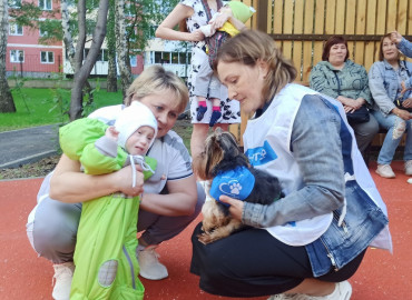 Пряник, Ириска и Клюква: пушистые терапевты навестили маленьких пациентов хосписа в Екатеринбурге